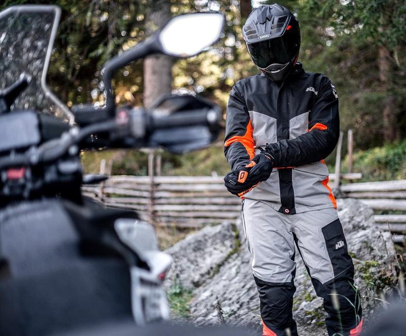 ¿Andar en moto con lluvia? Tips esenciales para rodar en estas épocas